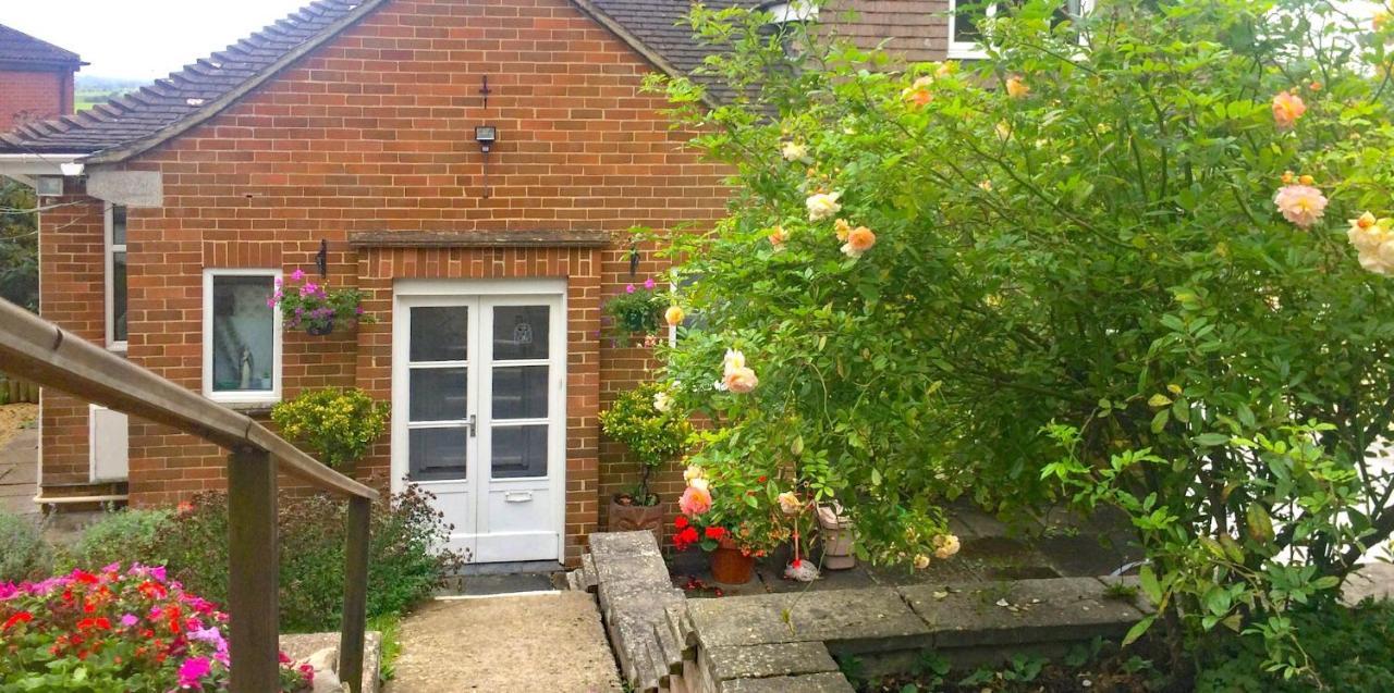 Healing Waters Sanctuary: Glastonbury's Holistic Retreat Exterior photo